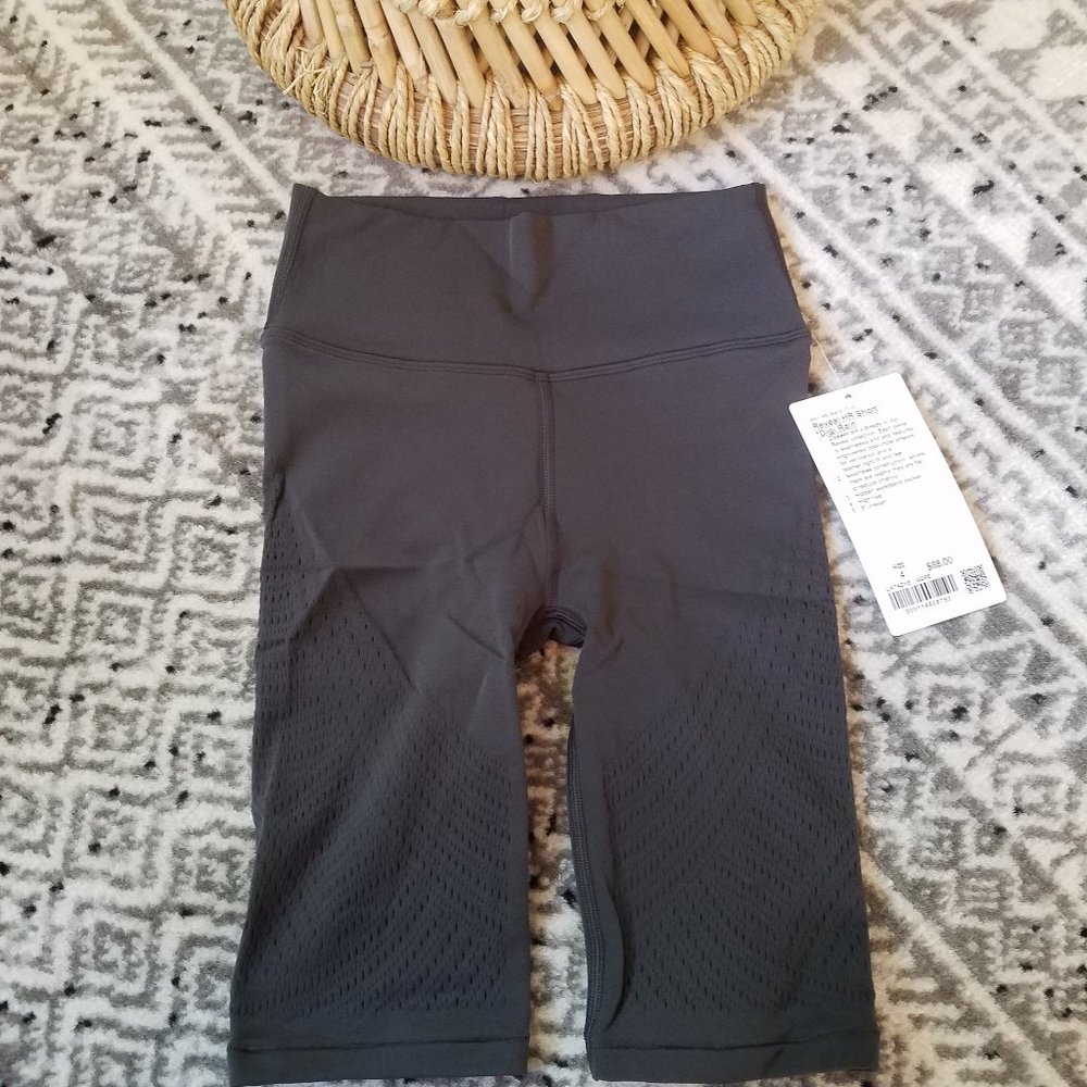 NWT Lululemon Graphite Grey Reveal HR Short Digi